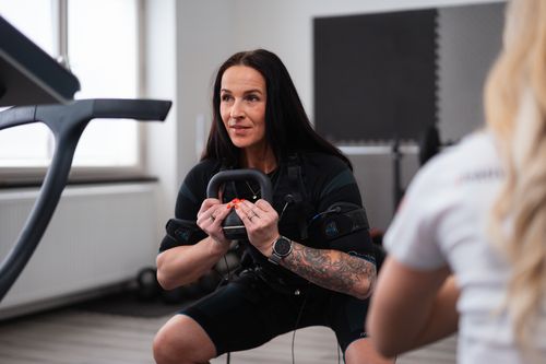 Během EMS tréninku posilujete všechny svaly a hubnete efektivně